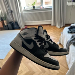 Nike jordan  - Säljer mina fina nike jordans storlek 38,5. De är väldigt lite använda då de är lite stora för mig. Endast lite smutsiga på bilden. 