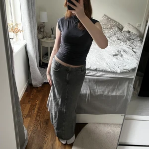 kjol - lågmidjad, grå jeanskjol som är använd endast 1 gång!☺️