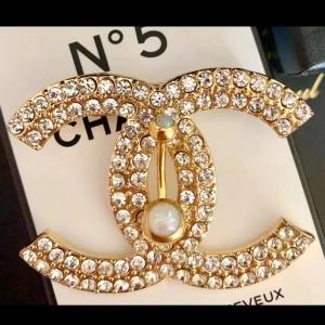 Vackert Navelpiercing Guld Opal  - Den är jätte fin och fint skick bara använd några dagar men efter desinfektion rengjord väl!  Den är kirurgisk stål med 18 karat guld  Stenar jag tror heter opal vita som skimrar i olika färger i olika ljus 