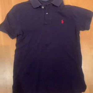 Ralph lauren piké  - Tja säljer denna feta Ralph lauren pikén i storlek 150. Tröjan är knappt använd, och i ett väldigt bra skick. Nypris: cirka 1000kr. Pris kan diskuteras vid snabb affär. Hör av er vid funderingar 💬