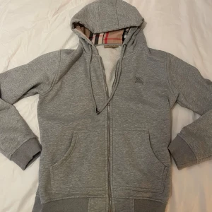 Burberry hoodie S - Säljer nu min burberry hoodie i storlek s. Då den inte kommer till mycket andvändning, hoodien är sparsamt använd och med det i bra skick. Priser är ej hugget i sten ifall det blir en snabb och smidig affär.