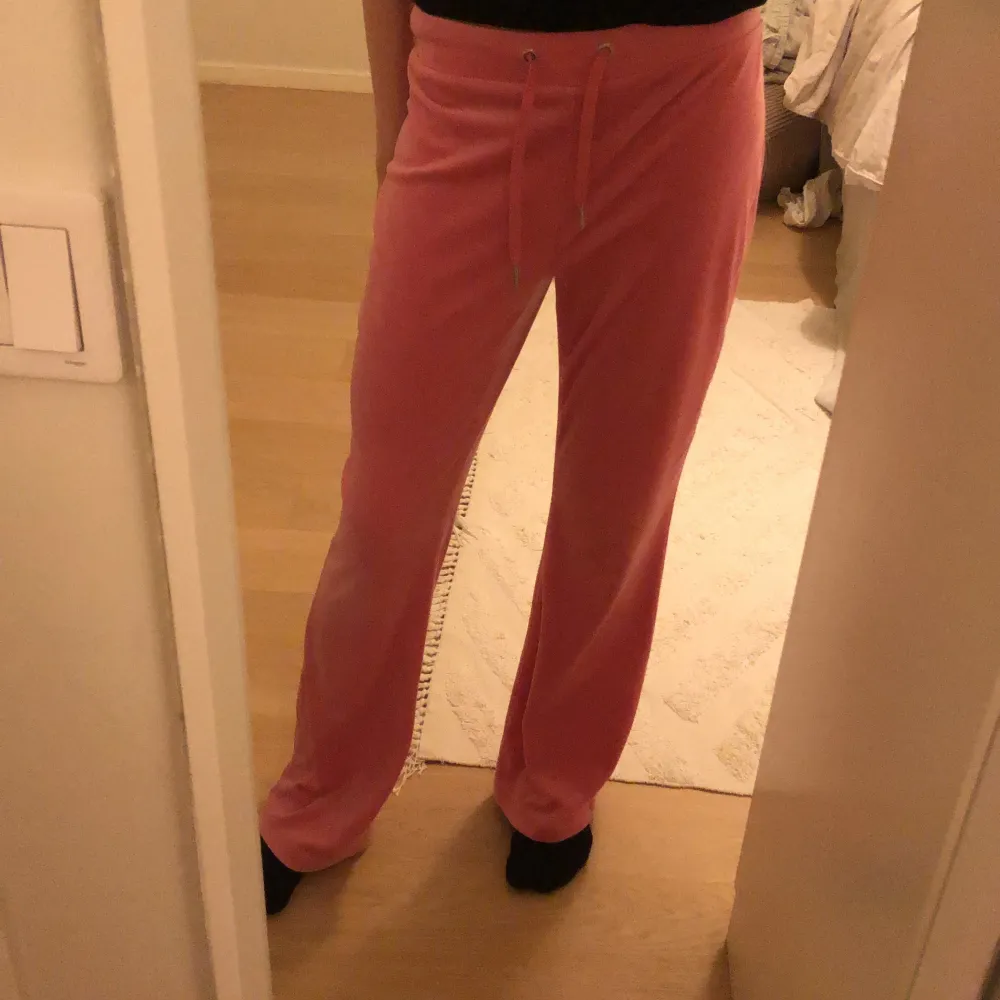 Säljer rosa velour byxor från gina, liknar juicy byxor. Långa för xs, bra skick 💗. Jeans & Byxor.