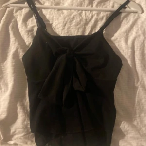 svart topp med rosett - jätte snygg svart topp med rosett💗