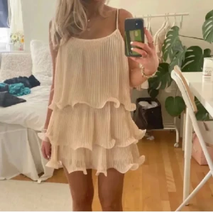 Volangklänning  - Så fin klänning från HM, helt slutsåld❣️