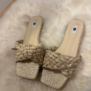 Tofflor Gina  - Superfina helt nya tofflor från Gina tricot❤️ st 40 men små i storleken 