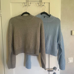 Två stickade tröjor i beige och ljusblå - Säljer två supermysiga stickade tröjor i beige och ljusblå färg. Båda tröjorna är croppade och har långa ärmar. Perfekta för höst och vinter! De är i nyskick och väldigt bekväma att ha på sig! Säljer båda för 200 men går även att köpa enskilt för 100 kr styck💙