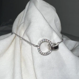 Edblad armband  - Säljer mitt superfina armband från Edblad då jag ej får användning för den. Armbandet är helt nytt och oanvänt, går för 399 på hemsidan/butik! Nätt och snyggt armband 🩷