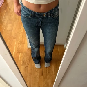 Jeans från Diesel  - Jeans från Diesel helt ok skick eftersom att det är ett hål i ena byxbenet och haft ett hål mellan benen men har sytt ihop det. Storlek W31/L32 passar mig bra som har storlek S/M i byxor och passar även bra i längden på mig som är 175. Köparen frakte