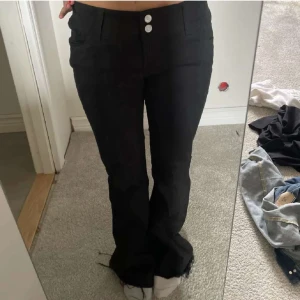 Lågmidjade bootcut jeans - Från Weekday Midjemått: 38cm Innerbenslängd: 78cm