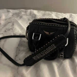 zadig et voltaire väska  - säljer min fina Zadig väska då jag använder en annan💕 jättebra skick💞 skriv privat för kvitto! Pris kan diskuteras vid snabb affär