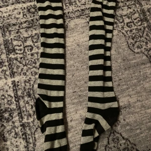 Thigh highs - Välanvända, fick av kompis 2021 fint skick, går ovanför knäna. tjockt material
