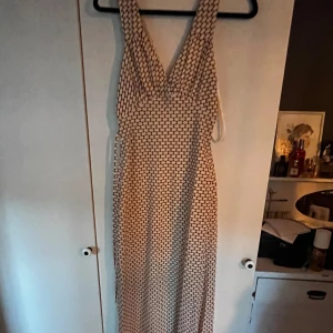 Mönstrad klänning - Fin mönstrad klänning från intofashion med knytning i bak. Aldrig använd prislapp kvar. Skriv vid fler bilder eller intresse🤍