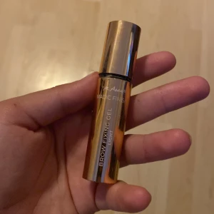 Brow Fixing Gel från Magic Finish - Säljer en Brow Fixing Gel från Magic Finish. Den kommer i en snygg guldig förpackning och är perfekt för att hålla dina ögonbryn på plats hela dagen. Färgen är 'Light' vilket passar bra för ljusare bryn. Superlätt att applicera och ger ett naturligt resultat. Perfekt för vardagsbruk eller när du vill ha en mer definierad look.