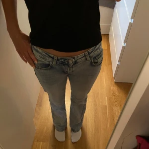 Super fina lågmidjade jeans - Säljer mina favo lågmidjade jeans från hm som är i jätte fint skick!💕 Passar mig som är 175! Skriv vid frågor och diskuterar gärna pris!🌸 Kolla min plick för mer as snygga jeans!🥰