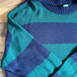 brandy melville knock-off - liknar den populära grön-blåa brandy melville tröjan, men är köpt från h&m och är i bra skick. tveka inte att höra av dig vid frågor! 