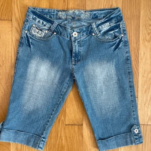 Low Rise Jeansshorts trekvarts  - Fina trekvarts jeansshorts från REALS i mycket bra skick. Storlek L, midjemått 80 cm så skulle säga att de passar som en M. Sitter jättefint på bredare höfter!