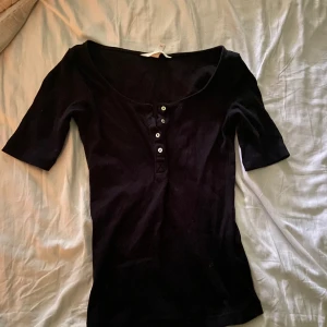 t-shirt med knappar - skitsnygg  svart t-shirt med knappar, perfekt till hösten💕 säljer då den aldrig kommer till använding