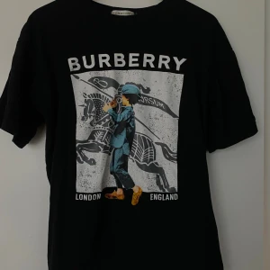 Burberry - T-shirt  - T-shirt från Burberry Passar S-M