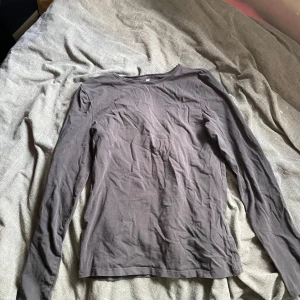 Svart långärmad tröja från H&M - Säljer en svart långärmad tröja från H&M. Tröjan är i bra skick och perfekt för höst och vinter. Den är gjord av bomull och är väldigt bekväm att ha på sig. Passar bra till både vardag och fest.
