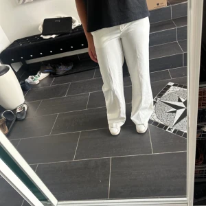 Kostymbyxor  - Vita midrised kostymbyxor från Chelsea. Byxorna är helt oanvända.