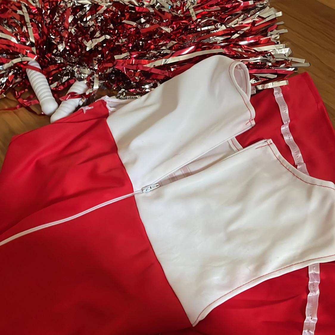 Röd cheerleaderklänning med pom-poms - 92