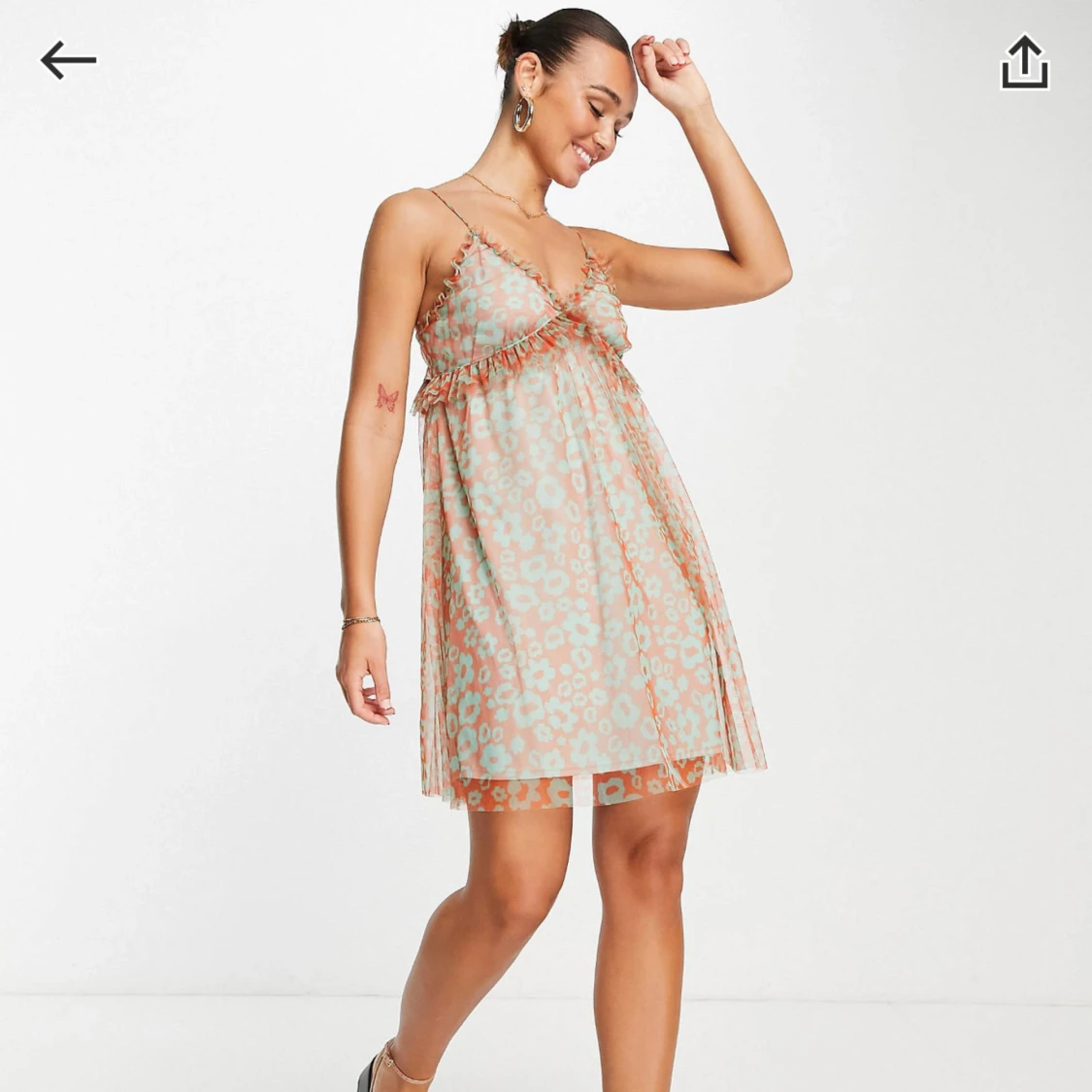 Kortklänning med leopardmönster och volangdetaljer