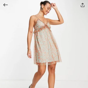 Kortklänning med leopardmönster och volangdetaljer - Säljer en superfin kortklänning med leopardmönster i ljusa och orange toner. Den passar både till vardags och fest💚🧡