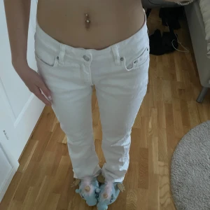 Jeans - Ett par vita jeans, använt några gånger är i bra skick, lite skada längst ner på byxorna, skriv för mer information🤍🤍