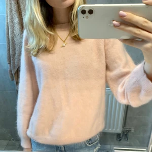 Stickad tröja - Så fin stickad tröja!! Perfekt till sena sommarkvällar och hösten 💖 färgen är mer rosa i verkligheten