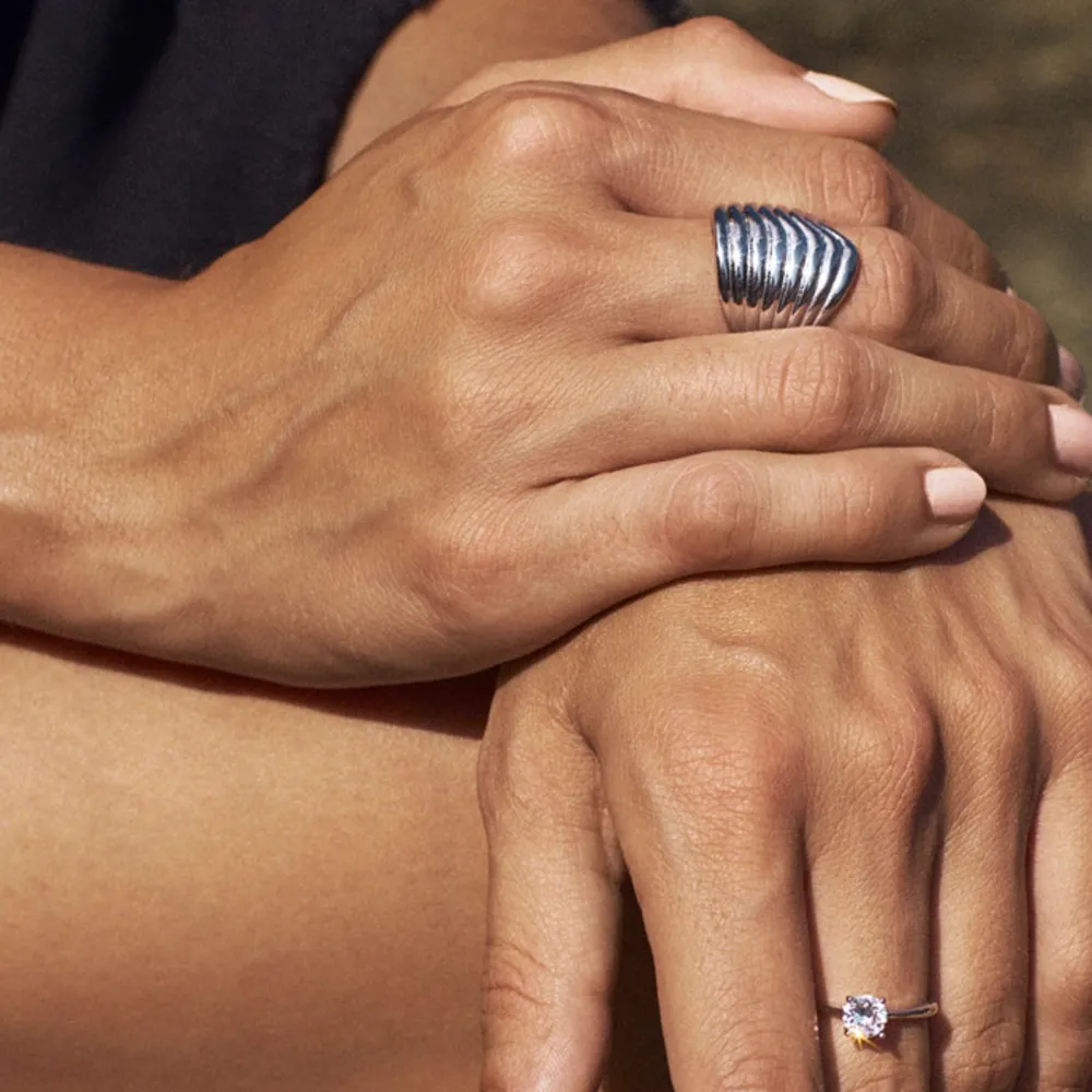 Säljer en snygg och unik silver ring med ett vågigt mönster från Edblad . Ringen är i ett modernt och stilrent design som passar perfekt till både vardag och fest. Den ger en cool touch till din outfit. säljer den för den inte kommer till användning💕. Accessoarer.