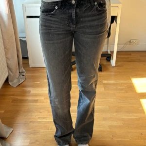 Zara low jeans - Säljer mina älskade lågmidjade straight jeans från zara som är slutsålda❤️‍🔥 De är så coola med en ljusare grå framtill och en mörkare grå baktill😍😍Slutsålda från hemsidan