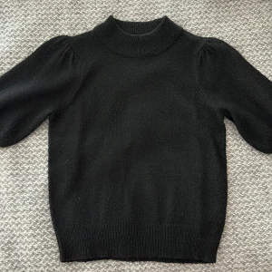 Stickat topp - Så söt och mysig stickat topp/tshirt från JDY köpt på Zalando🥰Nyskick endast använd ca 3 gånger❤️‍🔥