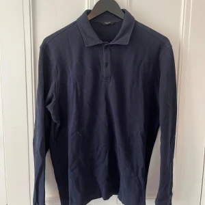 Massimo dutti piké L - Mycket fin piké från massimo dutti i fårgen marinblå. Felfri inga skavanker, köp för endast 199kr👏