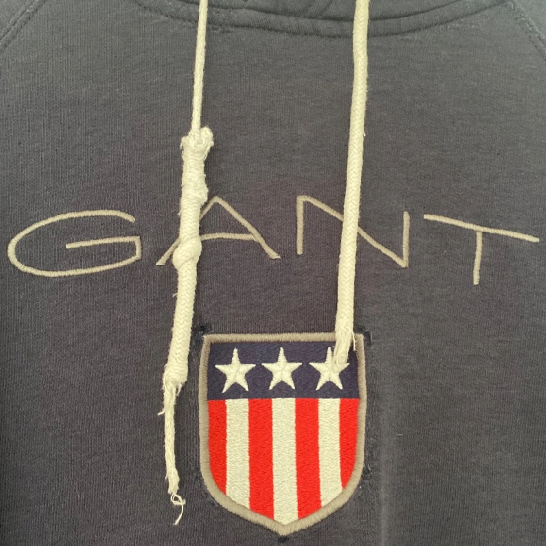 Mörkblå hoodie från GANT - 92