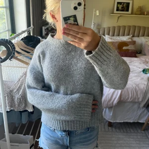 grå stickad tröja  - SUPER fin stickad tröja från zara, den är lite sönder längst ner på armen (bild 3) men absolut inget som märks! Köpt här på plick men inte använts mycket. Den sticks lite men egentligen inget man tänker på💓
