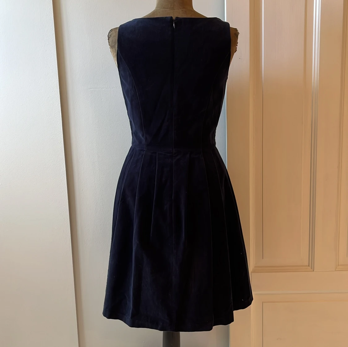 Mörkblå sammetsklänning från Hampton Republic - 90