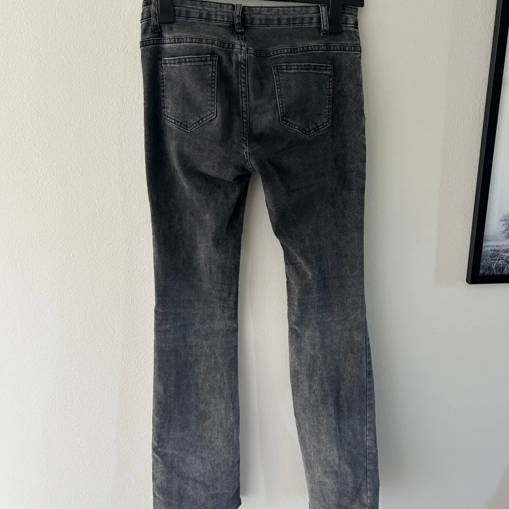 Gråa låg midjade jeans från shein. Bra kvalitet för att vara shein! Väldigt stretchiga så passar både xs och m. Strl S och passar mig som är 175 lång.. Jeans & Byxor.