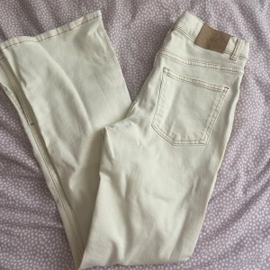Beige jeans från Zara - Säljer ett par snygga beige jeans från Zara i storlek 13-14 år  De är i bra skick med knapp och dragkedja fram. Den har en liten svart fläck på men går säkert bort i tvätten. sjölv är jag 155 cm men de upplevs lite korta på mig de har även en slits längst ner