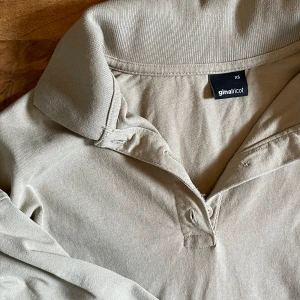 beige tröja från gina tricot  - en beige tröja med knappar från gina tricot, sparsamt använd & i gott skick. storlek xs. vid fler frågor, hör av dig! :)