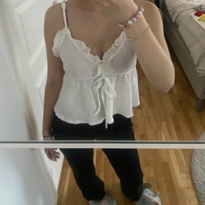 Sommar topp - En jätte fin vit sommar topp, använt några gånger men är i bra skick.💕