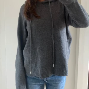 stickad hoodie - i bra skick, lite grå blå i färgen💓