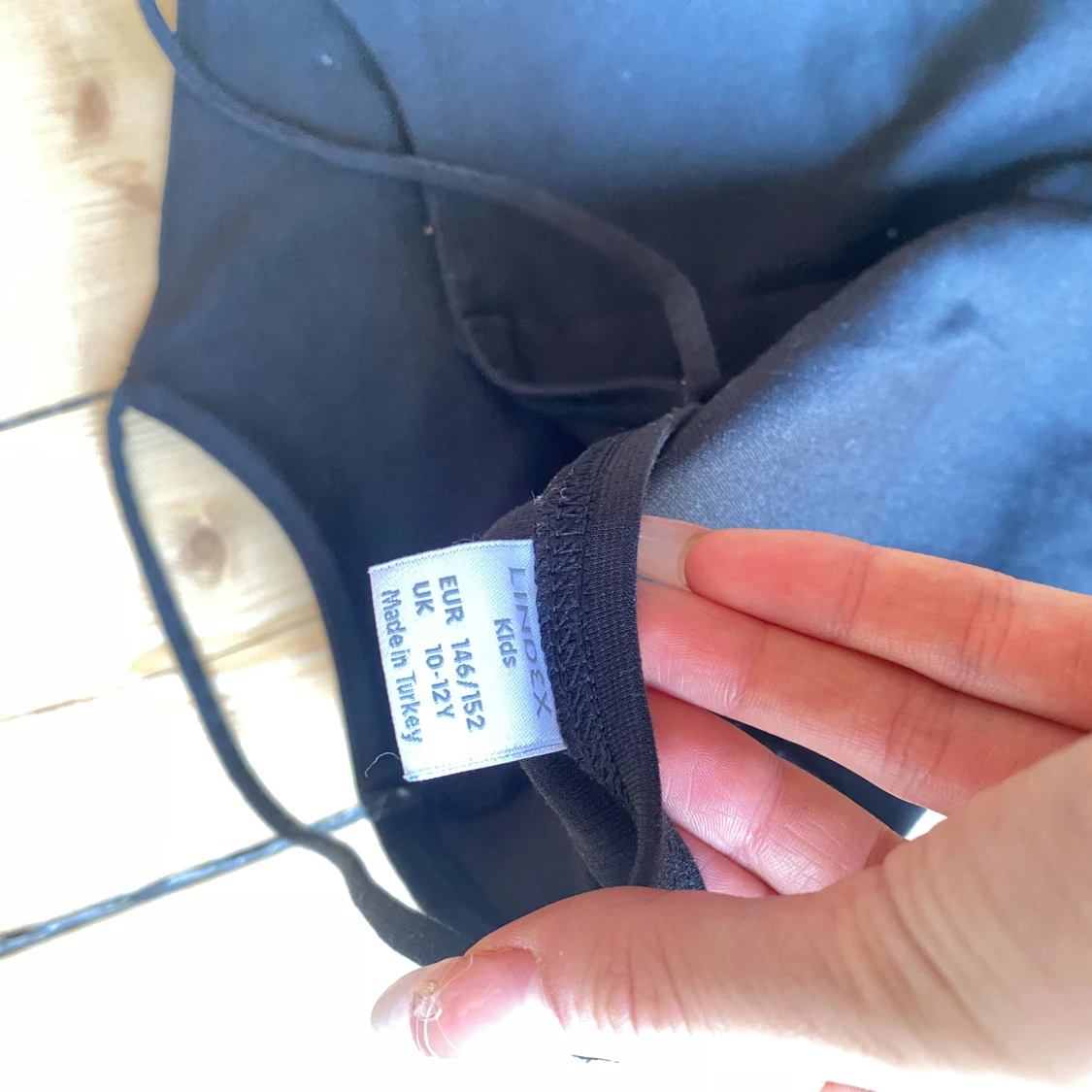 Svart ärmlös linnetopp - 91