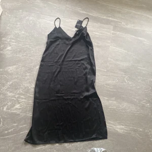 Klänning  - Svart silkes klänning Stl xs 