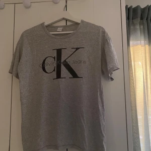Ck T-shirt  - Ck t-shirt i bra skick 