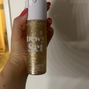 Dewy set från Anastasia  - Settingspray från Anastasia Dewy set. Passar inte min hy. Använd men mycket kvar ca 70-80ml av 100ml, se sista bilden. Nypris 329kr 