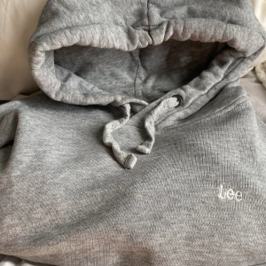 Lee hoddie - Bra skick lite noppriga band men inget annat, storlek XS men passar mig med S.