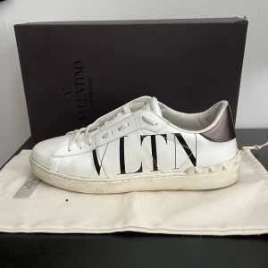 Valentino open - Säljer mina valentino Opens då ja inga använder dom. De är i bra skick å allt og medföljer(låda,dustbags,kvitto) Priset är inte hugget i Sten 