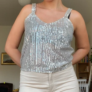 Glittrig topp - Glittrig topp/linne med paljetter. 