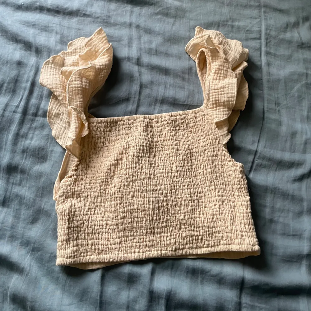 Aldrig använt varan. Jätte bra skick. Den är aprikos/beige. Köpt för 109kr.. Yläosat.