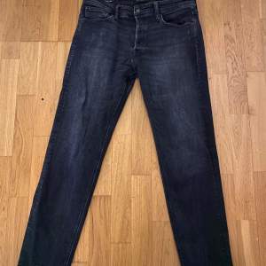 Tjena säljer nu mina comfort mike jeans från jack&jones. Inga defekter Skicket 8/10 inte super använda. Storleken är 32/32. Ny pris 699 Tveka inte på att höra av er om ni har några funderingar mvh Nils 